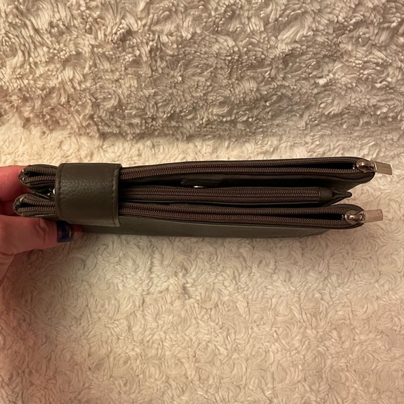 Nappa Charlotte Medium Leather Wallet in Pewter Designed in Canada Like New - Picture 2 of 8